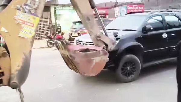 Bihar News: BJP मंत्री के भाई की दबंगई!, JCB से फॉर्च्यूनर खींच ले गई पुलिस, तेजस्वी यादव ने CM नीतीश को घेरा
