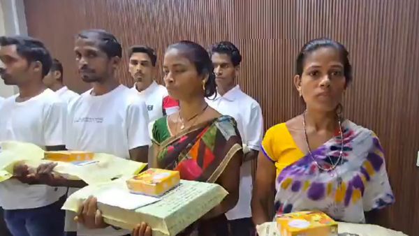 Sukma: 9 हार्डकोर नक्सलियों ने किया आत्मसमर्पण, 2 महिलाएं भी शामिल, 43 लाख का था इनाम