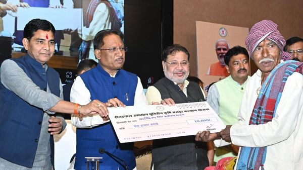 OPINION: छत्तीसगढ़ में मोदी की एक और गारंटी हुई पूरी, विष्णुदेव साय सरकार ने भूमिहीन किसानों को दी बड़ी सौगात