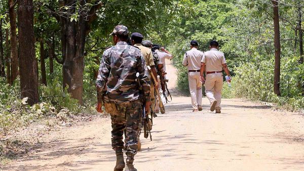Chhattisgarh: बीजापुर में फिर फेल हुए नक्सलियों मंसूबे, जवानों ने बरामद किए आठ आईईडी