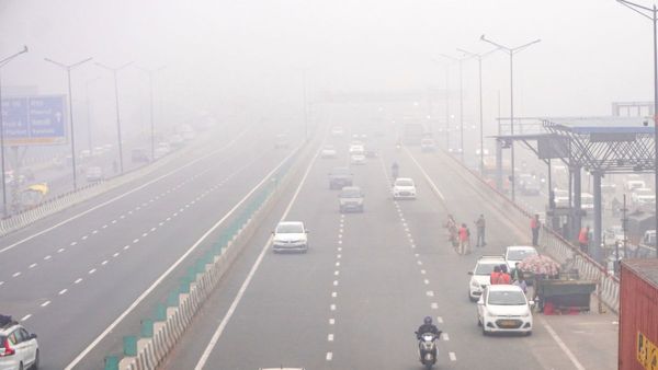 Delhi Fog: शून्य हुई विजिबिलिटी, 7 उड़ाने रद्द और 60 से अधिक ट्रेन प्रभावित, कोहरे की वजह से यातायात प्रभावित