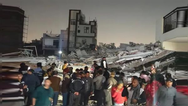 दिल्ली के बुराड़ी इलाके में गिरी 5 मंजिला इमारत, कई लोग मलबे में दबे