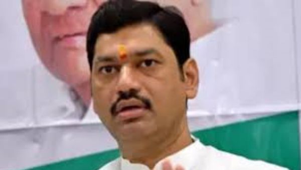 महाराष्ट्र के मंत्री धनंजय मुंडे पर प्रमोद महाजन के रिश्तेदारों ने जबरन जमीन हड़पने का आरोप लगाया