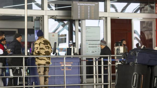 Surat: सूरत इंटरनेशनल एयरपोर्ट पर CISF जवान ने खुद को मारी गोली, इलाज के दौरान तोड़ा दम