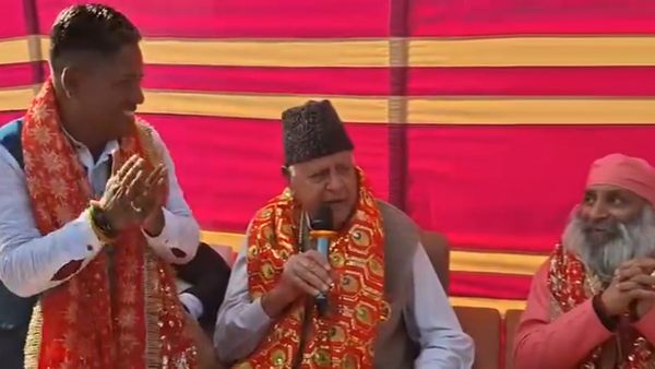 'तूने मुझे बुलाया शेरा वालिये', लाल चुनरी ओढ़कर फारूक अब्दुल्ला ने गाया भजन, देखें VIDEO