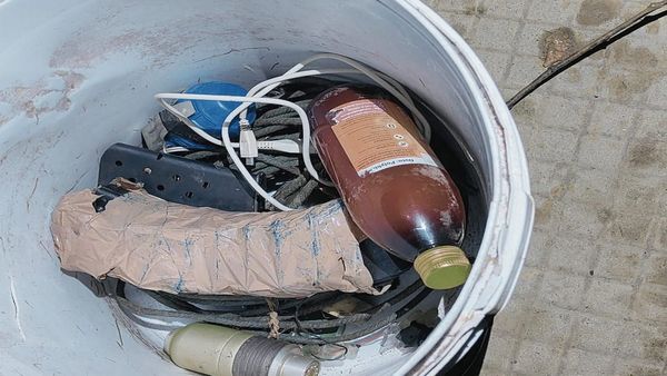 J&K: अवंतीपोरा के लारमूह में सुरक्षा बलों की संयुक्त कार्रवाई, हथियारों और गोला-बारूद का जखीरा बरामद