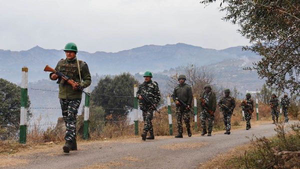 Jammu Kashmir: पुंछ में LOC के पास घुसपैठ की कोशिश नाकाम, 2 आतंवादियों के मारे जाने की खबर