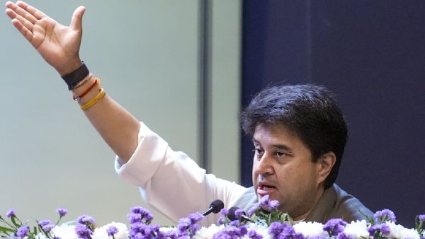 Rahul Gandhi: 'भारत से लड़ रहे'वाले राहुल के बयान पर भड़के सिंधिया ,आतंकियों,नक्सलियों से की तुलना