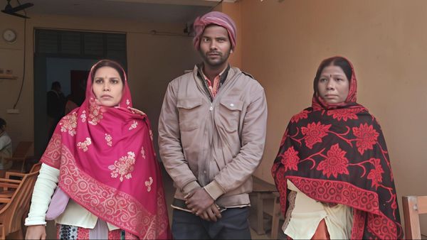‘हम तो उम्मीद छोड़ चुके थे, करीब 6 साल पहले...’ अंग्रेज़ी शिक्षिका को होटल पर काम करते मिला पति, जानिए मामला
