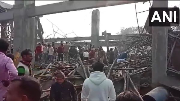 Kannauj: कन्नौज में गिरा रेलवे स्टेशन का निर्माणाधीन लेंटर, 23 को बचाया, तीन गंभीर घायल