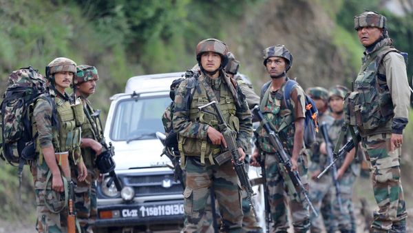 Kathua: जम्मू कश्मीर के कठुआ में आतंकियों ने सेना कैंप को बनाया निशाना, ताबड़तोड़ की फायरिंग