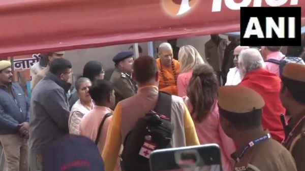 Maha Kumbh 2025: स्टीव जॉब्स की पत्नी लॉरेंस पॉवेल महाकुंभ में शामिल होने पहुंची, काशी विश्वनाथ के किए दर्शन