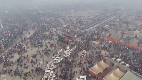 Mahakumbh stampede: महाकुंभ स्नान के लिए कतार में खड़े श्रद्धालु, भगदड़ के बाद कैसा है माहौल? देखें Video