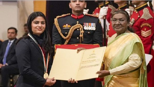 खुशी से खिल उठा मनु भाकर का चेहरा! राष्ट्रपति ने सर्वश्रेष्ठ खिलाड़ियों को किया सम्मानित, देखें पूरी लिस्ट