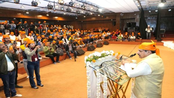 दशमेश गुरु गोविन्द सिंह के प्रकाश पर्व पर गुरुद्वारा पहुंच सीएम मोहन यादव ने टेका मत्था