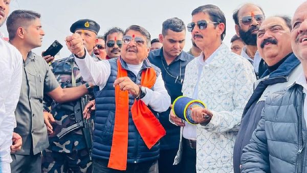 Indore News: मकर संक्रांति पर कैलाश विजयवर्गीय ने उड़ाई पतंग, किससे लड़ाया पेच, जानिए