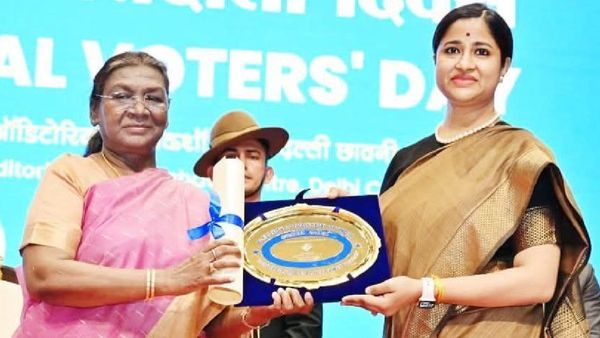 MP News: कलेक्टर नेहा मीना को “बेस्ट इलेक्टोरल प्रैक्टिस अवार्ड 2024-25”, राष्ट्रपति ने किया सम्मानित