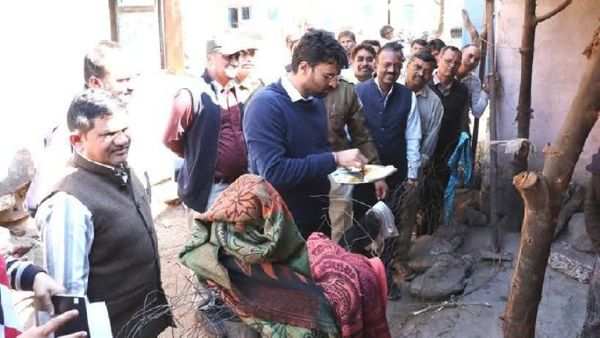 MP News: अचानक सरकारी स्कूल पहुंच गए कलेक्टर, बच्चों के साथ भोजन चखते ही दिया ऐसा रिएक्शन