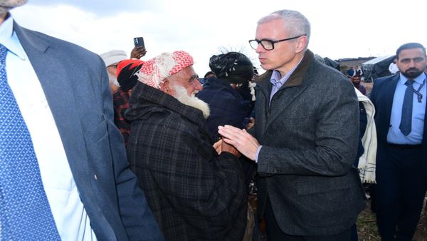 J&K: राजौरी जिले के इस गांव में हुई 17 रहस्यमयी मौतें, कंटेनमेंट जोन घोषित, प्रभावित परिवारों के घर सील