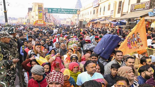 Ayodhya: रामपथ पर तिल रखने तक की जगह नहीं! 17 घंटे रामलला का दर्शन, नहीं टूट रहा तांता, अब ट्रस्ट ने कर दी खास