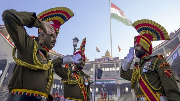 Republic Day 2025: अटारी-वाघा बॉर्डर पर बीटिंग रिट्रीट, जवानों का जोश देखकर दर्शक हुए उत्साहित, VIDEO