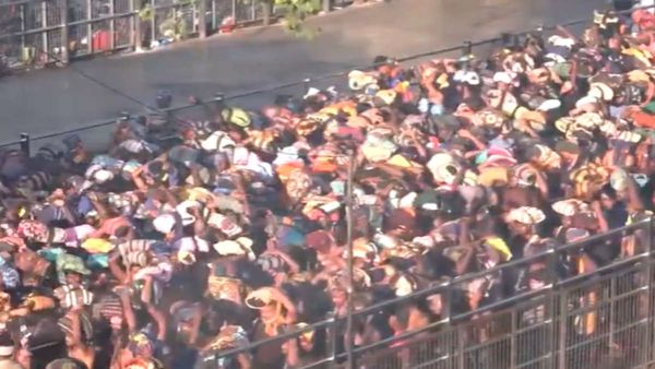 Sabarimala Temple: मकर ज्योति का दर्शन करने उमड़े श्रद्धालु, मंदिर में तिल रखने तक की जगह नहीं, देखें Video