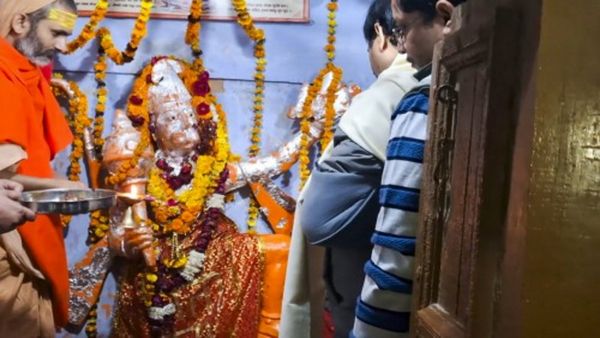 UP News: संभल के पांच प्राचीन धार्मिक स्थलों का होगा जीर्णोद्धार, जानिए DM की क्या है योजना