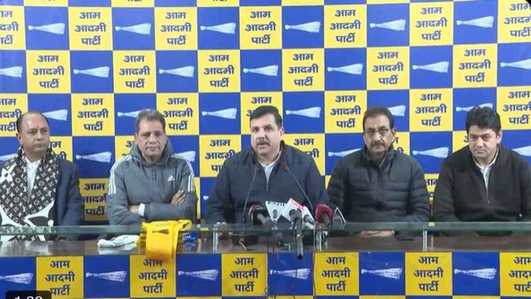 Delhi Election 2025: AAP ने बीजेपी और कांग्रेस को दिया झटका, इन दिग्गज नेताओं को पार्टी में कराया शामिल