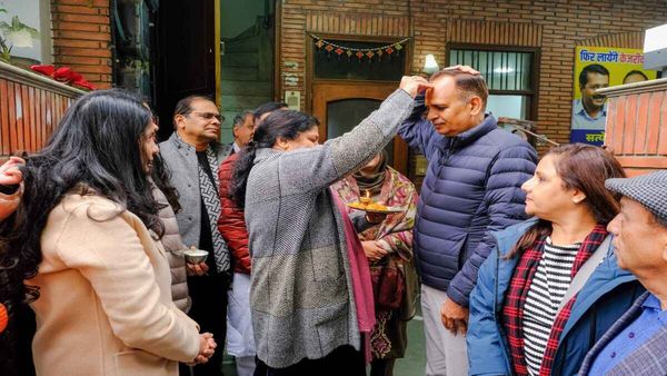 Delhi Chunav 2025: नामांकन से पहले सत्येंद्र जैन ने किए माता सरस्वती के दर्शन