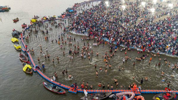 Prayagraj MahaKumbh 2025: शाही स्नान के क्या है फायदे? मौनी अमावस्या का जानिए आध्यात्मिक और धार्मिक महत्व