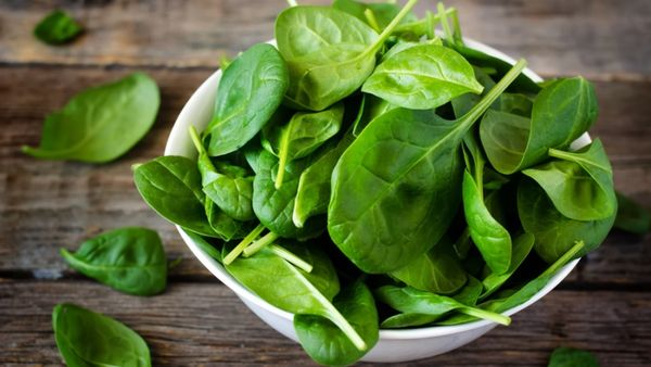 Side Effects Of Spinach: क्या आप भी कर रहे हैं पालक खाने की गलती? तो हो जाएं सावधान, जान लें इसके गंभीर नुकसान