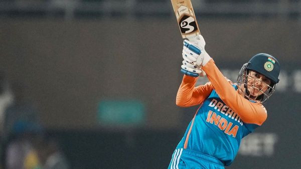 स्मृति मंधाना ने बनाया वनडे में सबसे तेज शतक का रिकॉर्ड, छक्कों की बारिश से की कोहली के क्लब में एंट्री