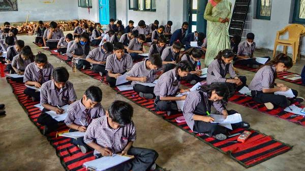 Bihar News: क्या जूता-मोज़ा पहन कर Exam दे सकेंगे छात्र, जानिए इस बार बिहार बोर्ड परीक्षा के नियम और समय