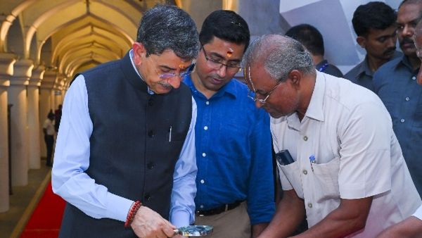 Tamil Nadu: विधानसभा में हुआ संविधान और राष्ट्रगान का 'अपमान'! सदन को संबोधित किए बिना निकले गवर्नर