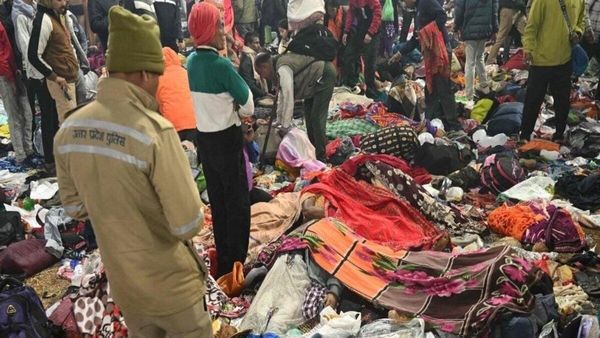 Mahakumbh Stampede: देवकीनंदन ठाकुर ने श्रद्धालुओं से संयम बरतने की अपील की