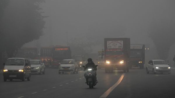 Weather News: दिल्ली-NCR में कोहरे-प्रदूषण का डबल अटैक! UP में हड्डियां कंपा देने वाली ठंड, जानें अन्य का हाल?