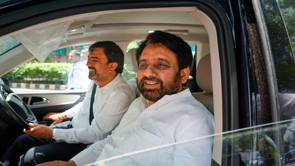 Amanatullah Khan: जिसके लिए दिल्ली पुलिस चला रही सर्च ऑपरेशन, उस AAP MLA ने खुद बताया कहां है?