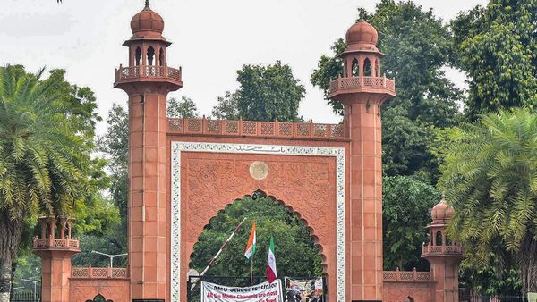 Aligarh Muslim University: लंच मेन्यू में 'बीफ बिरयानी' पर बढ़ा विवाद, एक दिन बाद पुलिस ने दर्ज की FIR