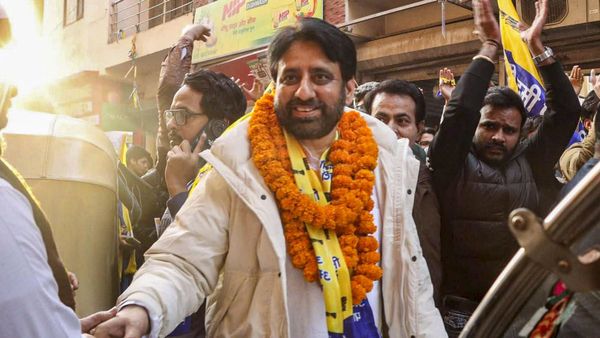 Delhi Chunav 2025: आप विधायक अमानतुल्लाह खान की बढ़ी मुश्किलें, पुलिस ने इस मामले में दर्ज किया केस