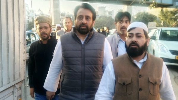 जांच में शामिल होने जामिया नगर पुलिस स्टेशन पहुंचे अमानतुल्लाह खान, शावेज खान को फरार कराने में की थी मदद