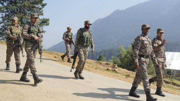 BSF ने पठानकोट में घुसपैठिए को किया ढेर, राजौरी में सेना के वाहन पर हमला