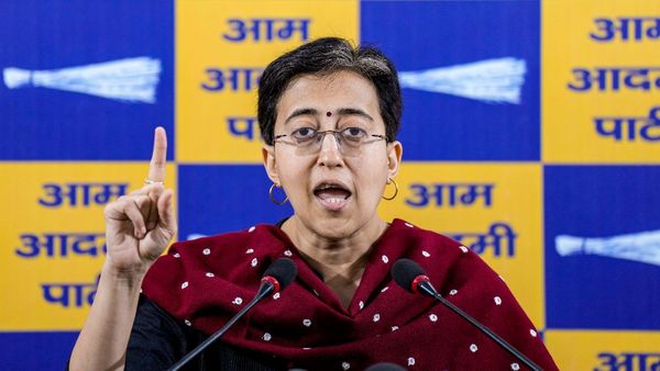 सीएम रेखा गुप्ता से मिलने पहुंचीं आतिशी, दिया बड़ा अपडेट, 8 मार्च से महिलाओं को मिलेंगे 2500 ?