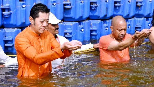 Maha Kumbh: भूटान नरेश ने त्रिवेणी संगम में लगाई आस्था की डुबकी, सीएम योगी से शेयर की महाकुंभ से तस्वीर