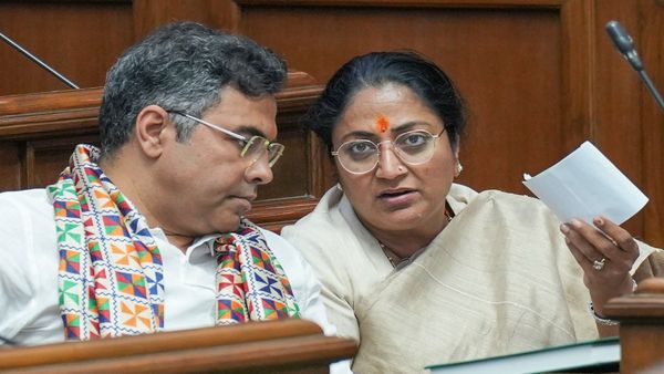 CAG Report Delhi: दिल्ली शराब नीति के कारण 2,002 करोड़ का राजस्व घाटा: CAG रिपोर्ट