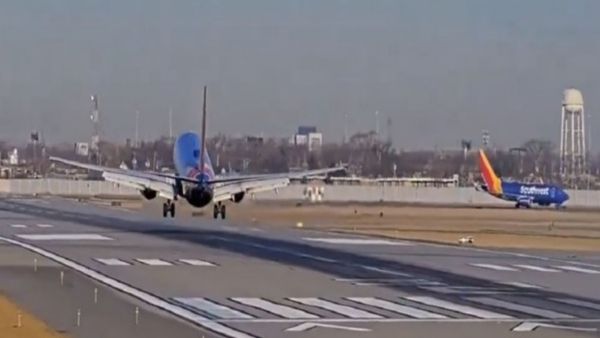 US: शिकागो एयरपोर्ट पर टला बड़ा हादसा, फ्लाइट और प्राइवेट जेट की टक्कर होते-होते बची, पायलट ने बचाई कई जानें