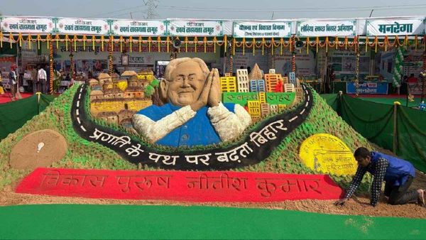 50 टन रेत, 20 फिट ऊंची कलाकृति, CM Nitish की प्रगति यात्रा में आकर्षण बनी सैंड आर्टिस्ट मधुरेंद्र की कला