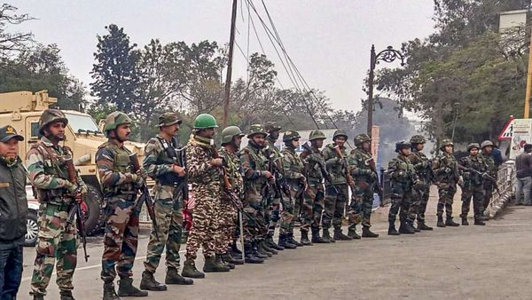 Manipur: सीआरपीएफ जवान ने चलाई अंधाधुंध गोलियां, दो साथियों की हत्या कर खुद को मारी गोली, फायरिंग में 8 घायल