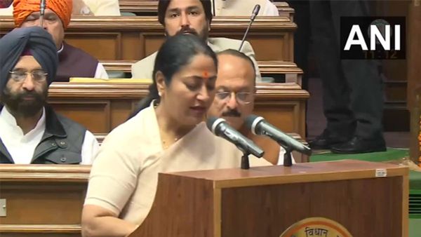 Delhi Vidhan Sabha Session: सीएम रेखा गुप्ता ने विधानसभा में ली शपथ, अरविंदर सिंह लवली चुने गए प्रोटेम स्पीकर