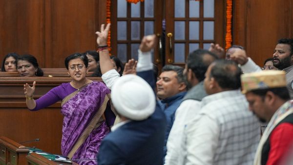 CM Rekha Gupta: दिल्ली विधानसभा के दूसरे दिन AAP के 21 विधायक निलंबित, हंगामे के साथ सत्र की शुरुआत