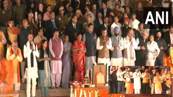 VIDEO: दिल्‍ली CM रेखा गुप्‍ता ने वासुदेव घाट पर की आरती, यमुना नदी को पुराने स्‍वरूप में लाने का लिया संकल्‍प